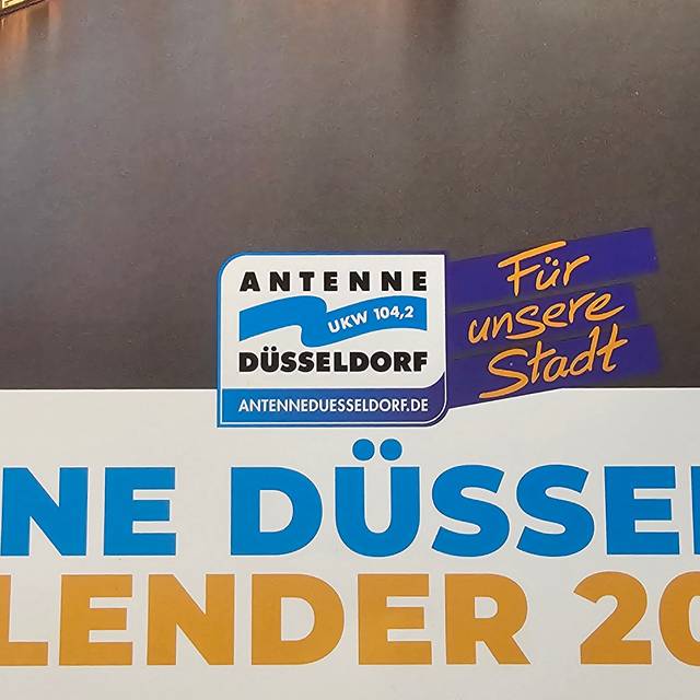Der Antenne-Düsseldorf-Kalender 2025. Das Titelbild steht im Mittepunkt.