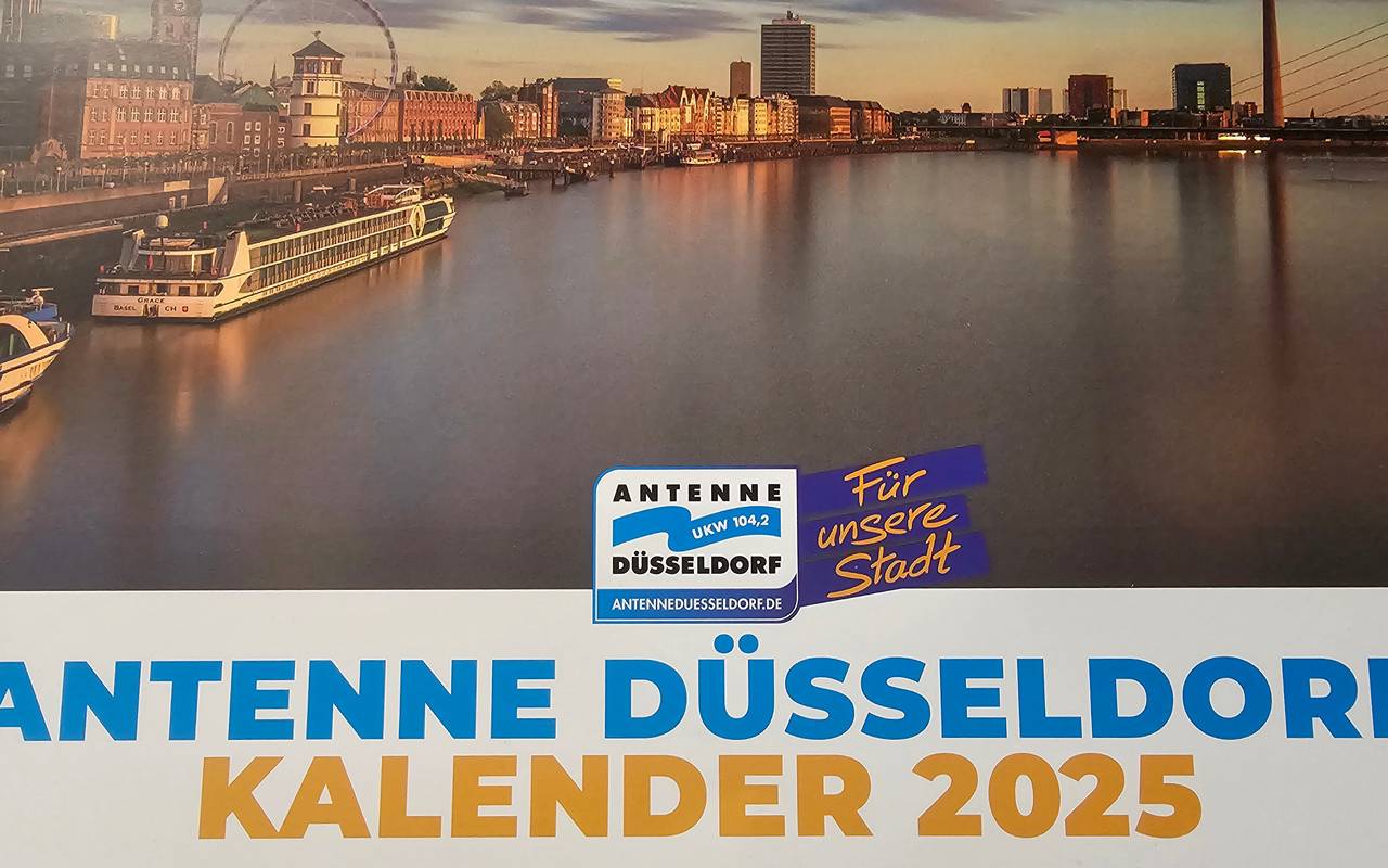 Der Antenne-Düsseldorf-Kalender 2025. Das Titelbild steht im Mittepunkt.