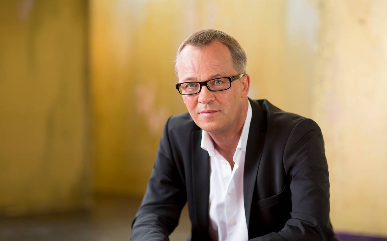 Opern-Generalintendant Prof. Christoph blickt in die Kamera.