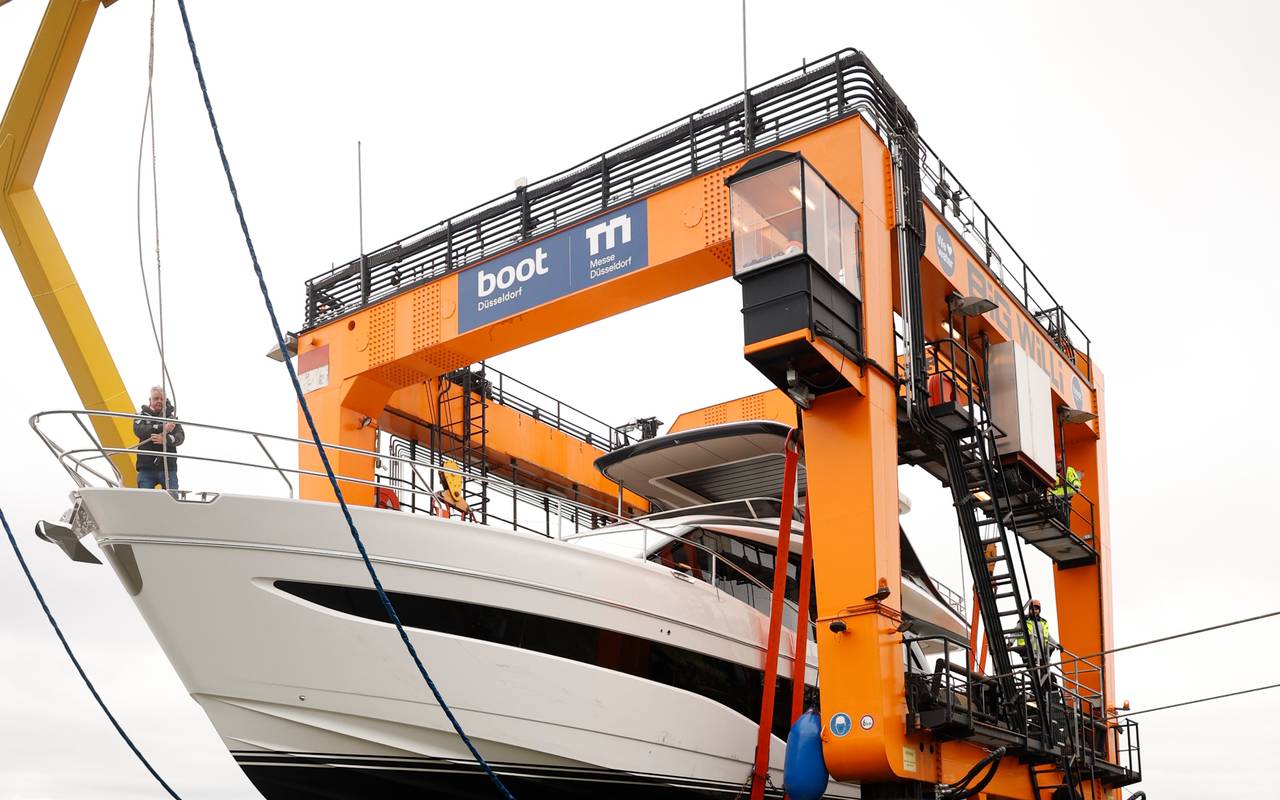Der Schiffskran Big Willi hebt eine 20-Meter-Yacht aus dem Rhein