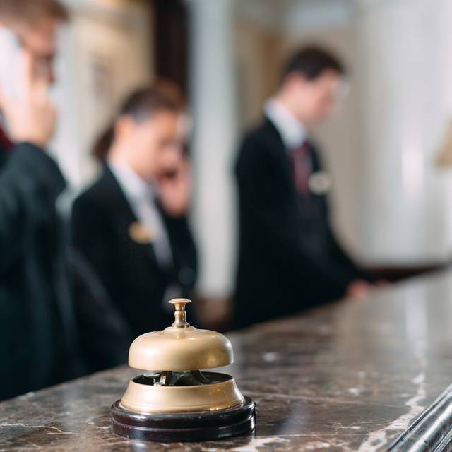 Hotel-Serviceglocke auf einem modernen Empfangstresen.
