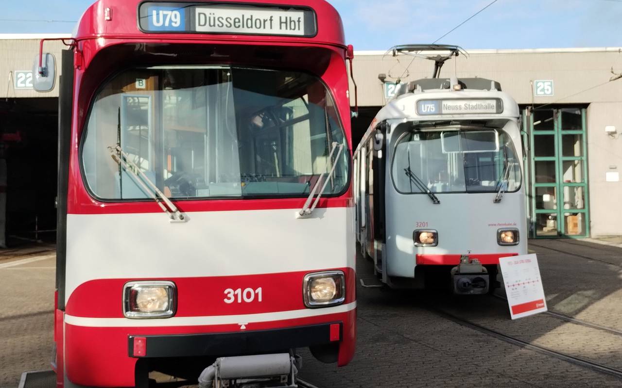 Eine rote Straßenbahn der Rheinbahn vom Typ GT8S. Dieser Bahntyp wurde in Rente geschickt.