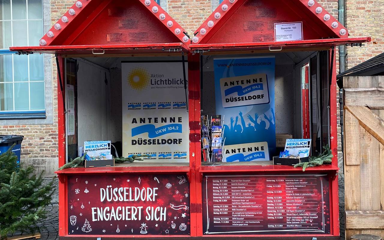 Die Ehrenamtshütte auf dem Marktplatz - mit Antenne-Düsseldorf-Werbung.