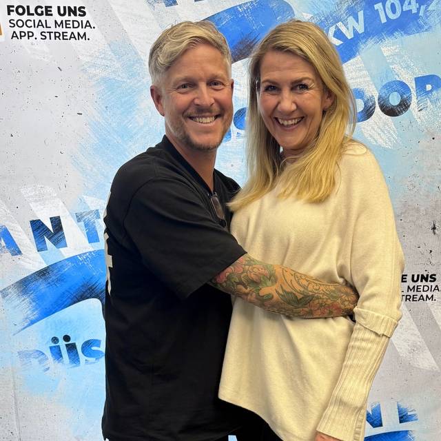 Claudia Monréal, Moderatorin bei Antenne Düsseldorf mit Daniel Hall, Gründer von der Band Fresh Music Live