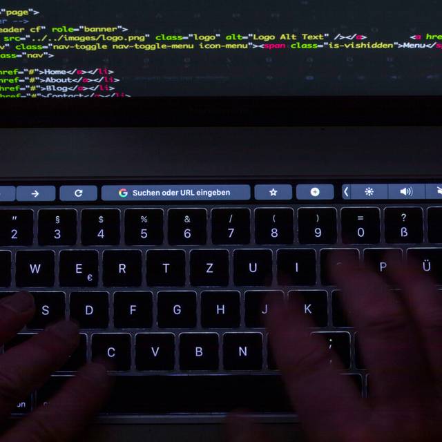 Der html-Code für die Programmierung einer Internetseite ist auf dem Monitor eines Laptops zu sehen