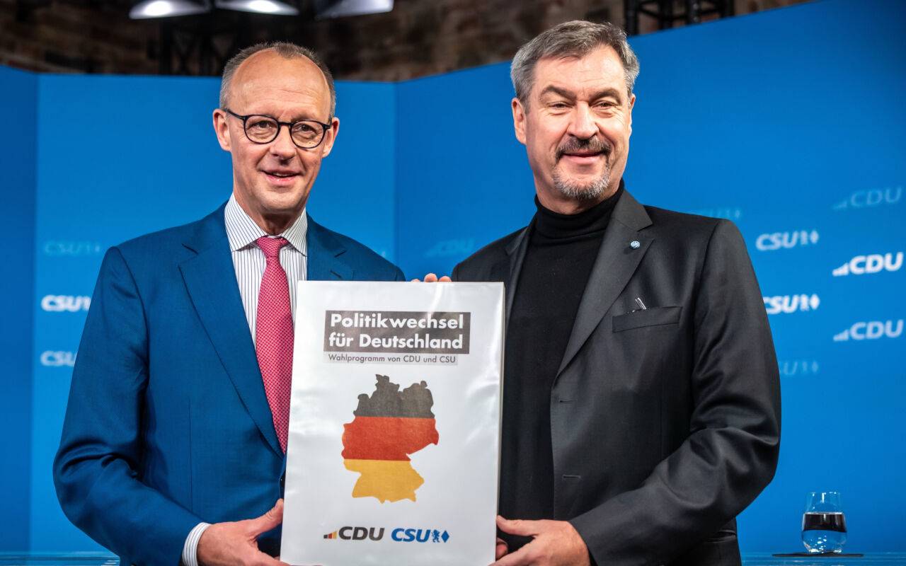 Friedrich Merz (l), CDU-Bundesvorsitzender und CDU/CSU-Fraktionsvorsitzender im Bundestag, steht neben Markus Söder, (CSU), Ministerpräsident von Bayern und CSU-Vorsitzender.