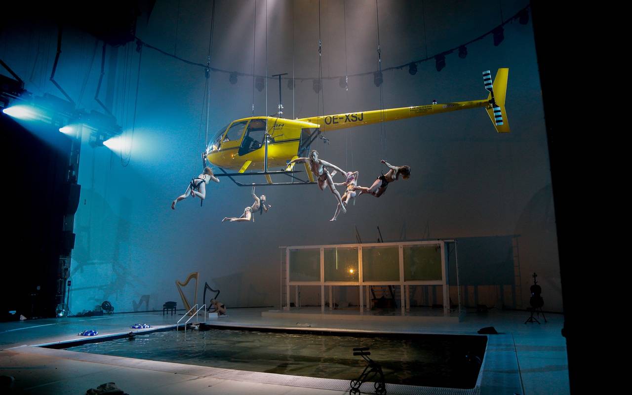 Das Asphalt Festival holt 2025 das Stück "Ophelia's Rot Talent" auf die Bühne. Darin geht es um eine extravagante Castingshow in einer Wasserlandschaft mit schwebendem Helikopter. Spielort wird das Große Haus des Schauspielhauses sein.