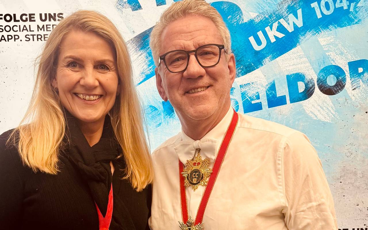 Moderatorin Claudia Monréal mit CC Präsident Lothar Hörning, beide haben den aktuellen Karnevalsorden um den Hals hängen