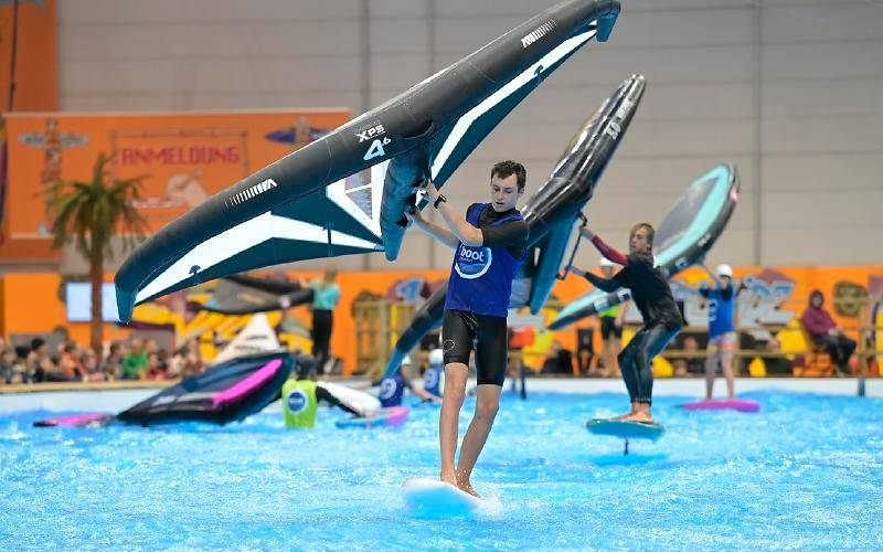 Windsurfer auf Wasserbecken bei der Messe Boot