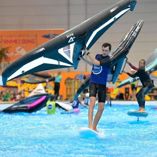 Windsurfer auf Wasserbecken bei der Messe Boot