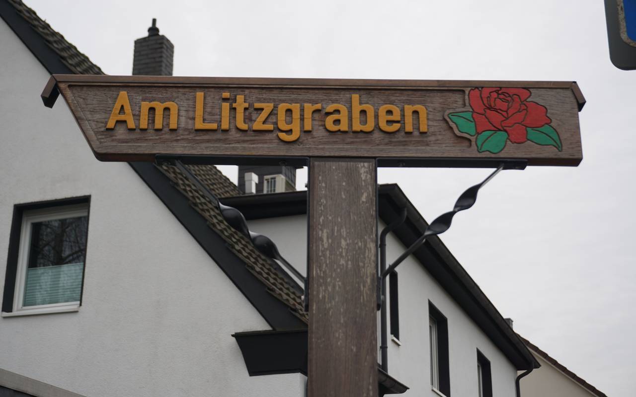 Eines der aus Holz geschnitzten Straßenschilder in Angermund