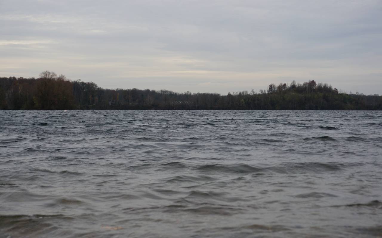 Der Angermunder See im Norden von Düsseldorf