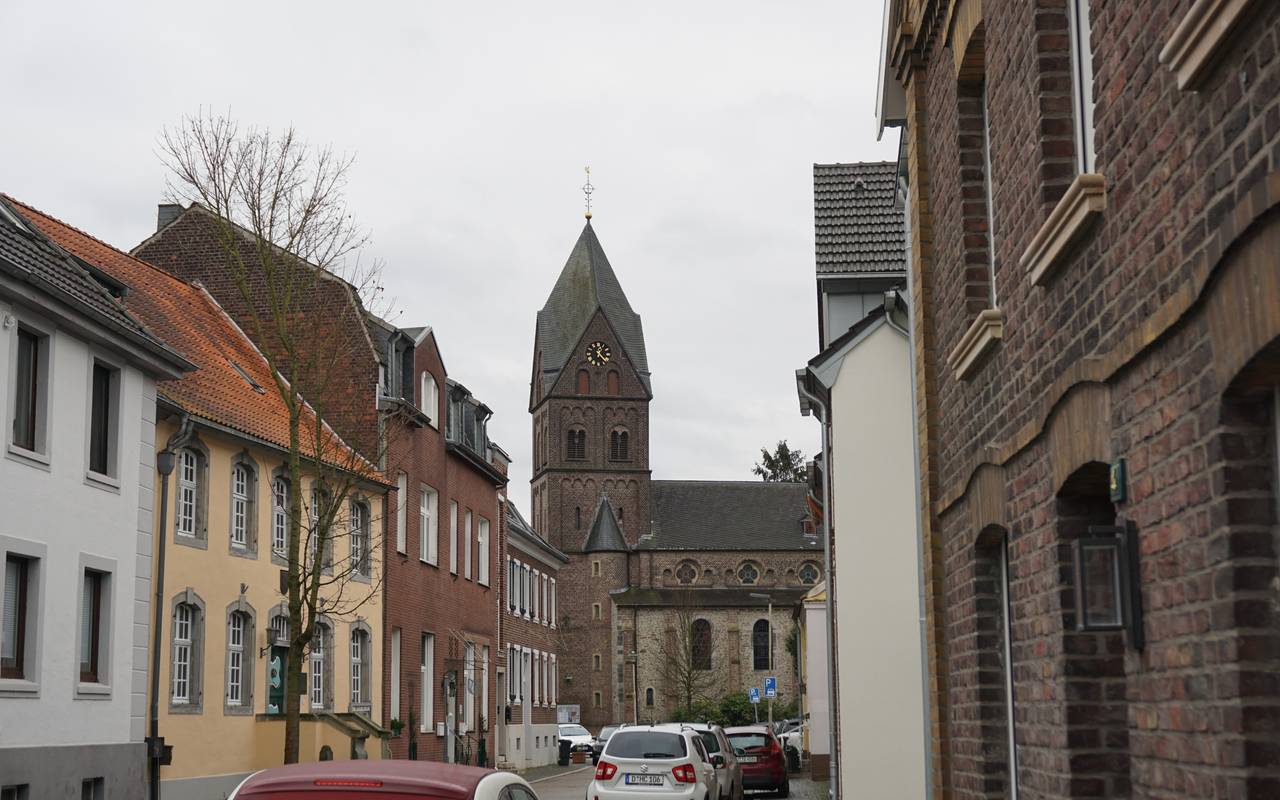 Der Weg zur Kirche St. Agnes in Angermund