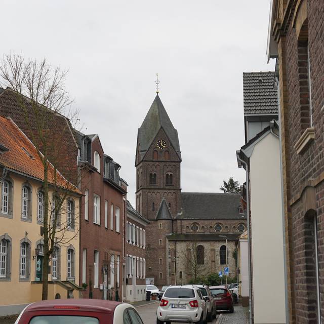 Der Weg zur Kirche St. Agnes in Angermund