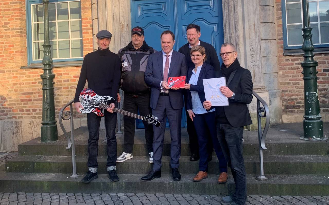 Breiti von den Toten Hosen mit Gitarre und Stefan Keller und weitere Personen mit dem Obdach-LOS.