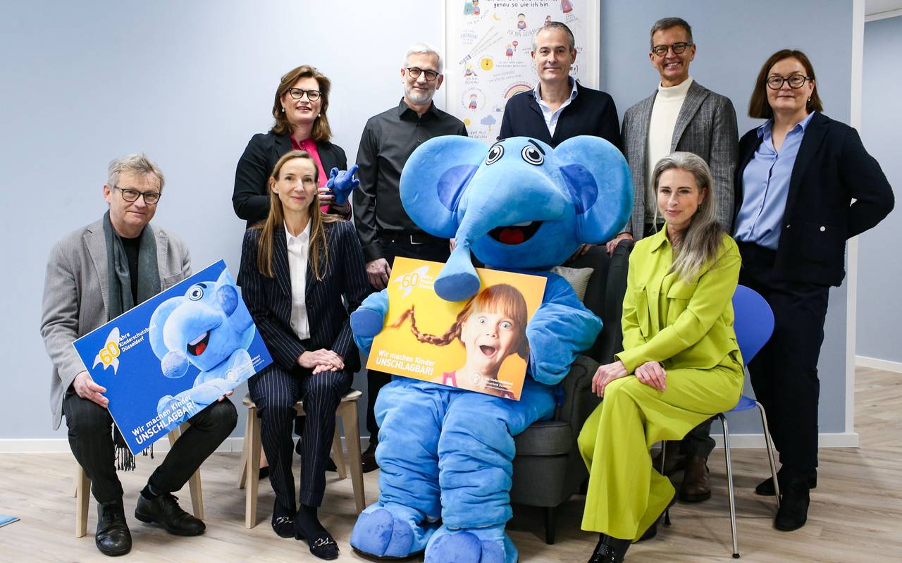 Auf dem Bild zu sehen sind sechs bekannte Persönlichkeiten, die das Jubiläumsjahr des Kinderschutzbundes unterstützen.