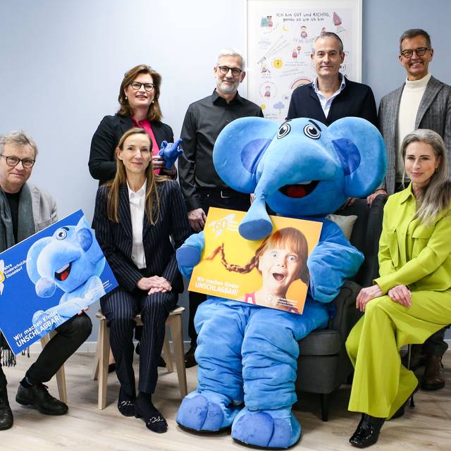 Auf dem Bild zu sehen sind sechs bekannte Persönlichkeiten, die das Jubiläumsjahr des Kinderschutzbundes unterstützen.