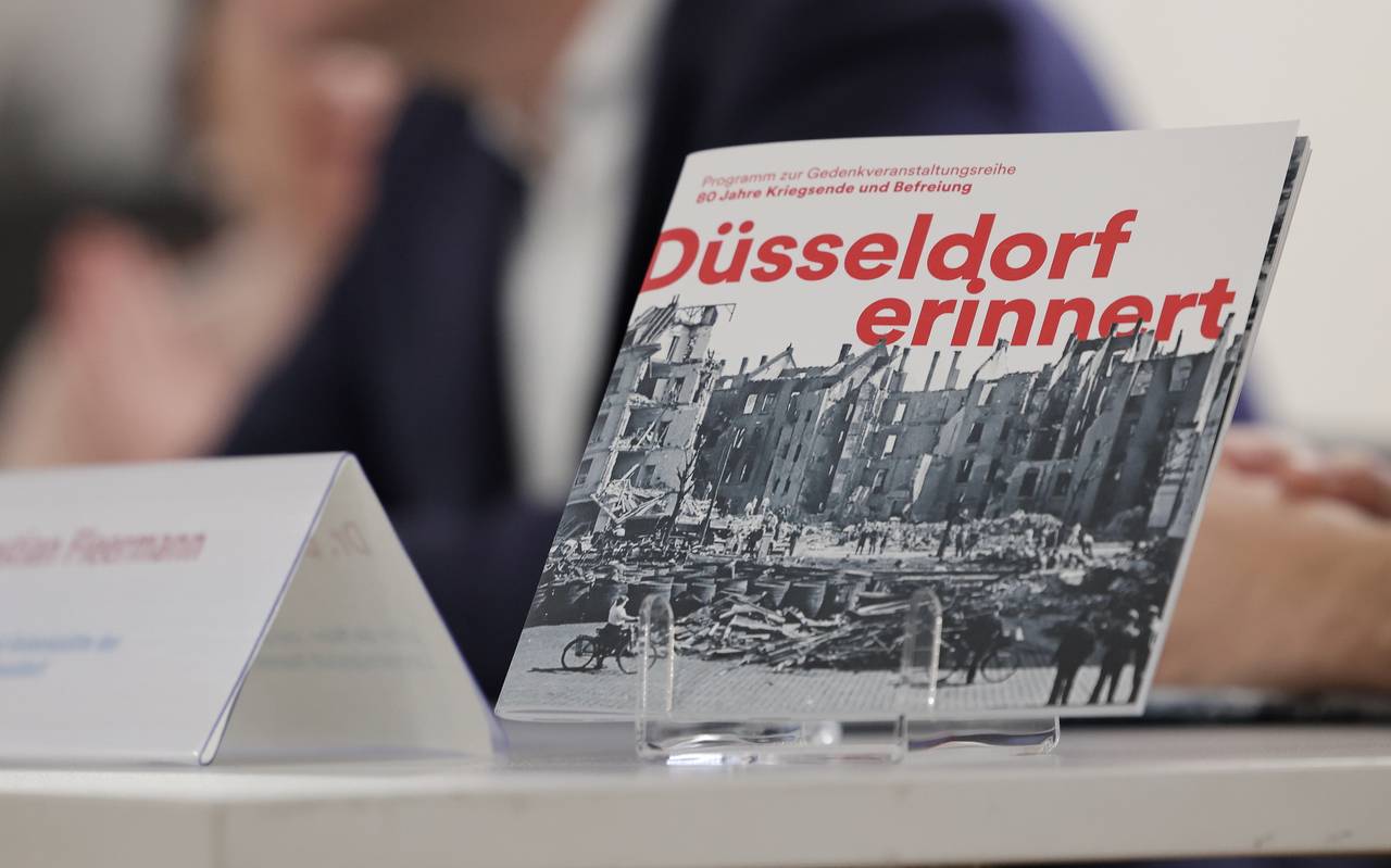Ein Programm-Heft der Stadt Düsseldorf zum 80-jährigen Gedenken des Kriegsendes und der Befreiung von der NS-Herrschaft.