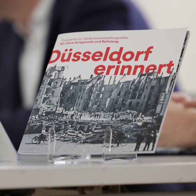 Ein Programm-Heft der Stadt Düsseldorf zum 80-jährigen Gedenken des Kriegsendes und der Befreiung von der NS-Herrschaft.