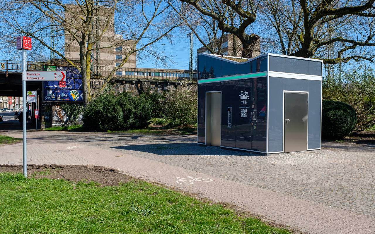 Eine neue barrierefreie Modultoilettenanlagen. Sie steht am Eingang des Volksagartens in Oberbilk.