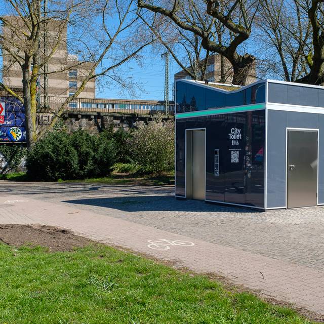 Eine neue barrierefreie Modultoilettenanlagen. Sie steht am Eingang des Volksagartens in Oberbilk.