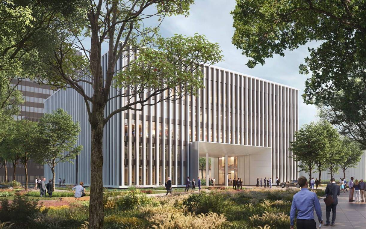 Eine Visualisierung vom neuen Messe Düsseldorf Cube. Ein modernes Verwaltungsgebäude mit vielen Fenstern und Bäumen.