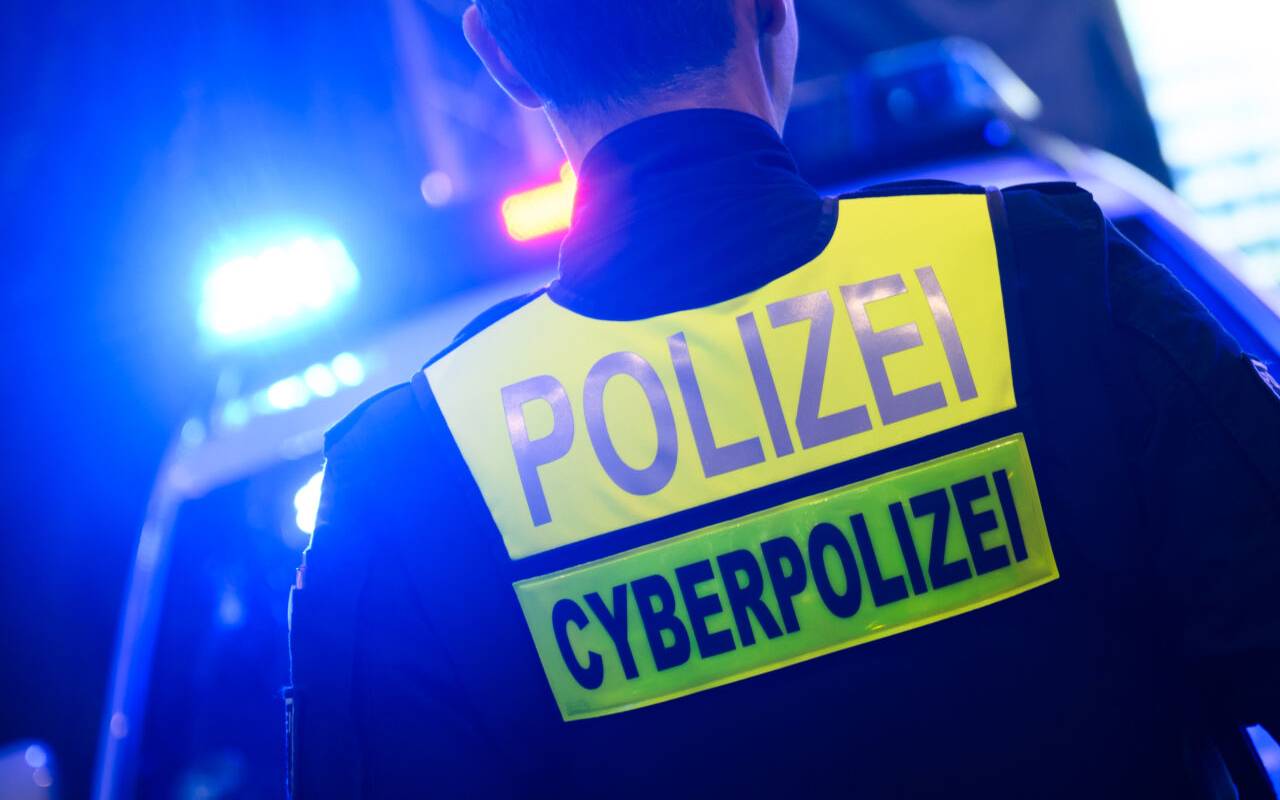 Ein Polizist von der zentralen Ansprechstelle Cybercrime im Landeskriminalamt Niedersachsen steht bei einer Computerspielmesse in der Messe Hannover.