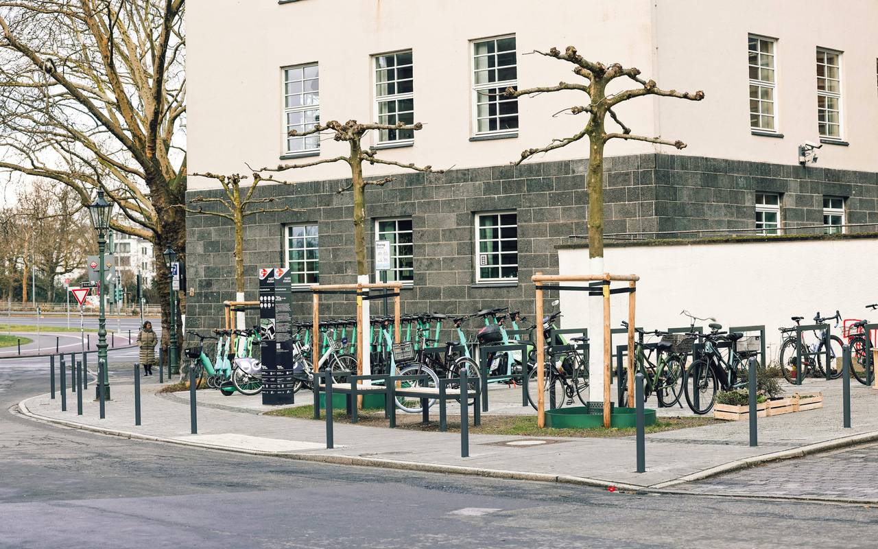 Die neu errichtete Mobilitätsstation direkt gegenüber dem Eingang der Kunstakademie mit Bäumen und Sitzgelegenheiten.