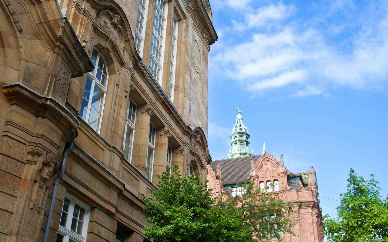 Außenansicht des Düsseldorfer Görresgymnasiums an der Königsallee.