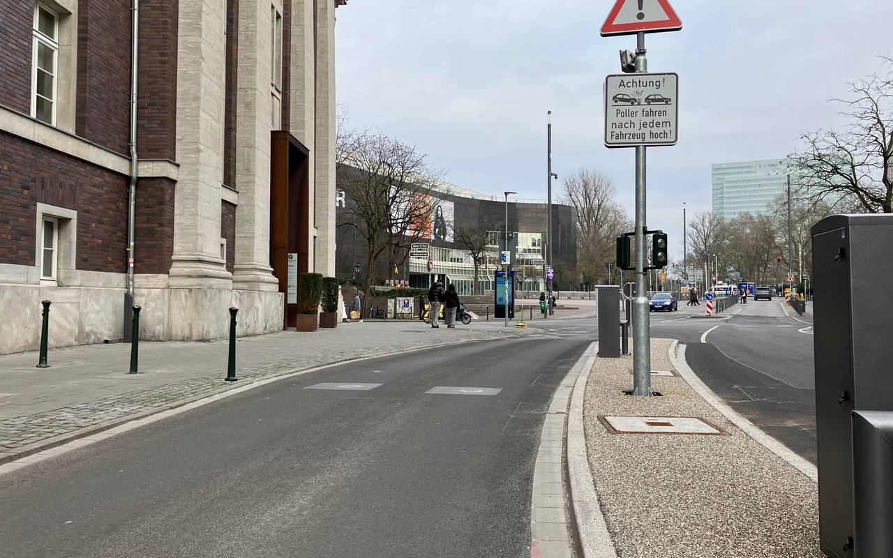 Die Installation einer modernen Hubpolleranlage als Durchfahrtssperre in der Mühlenstraße ist inzwischen abge.schlossen
