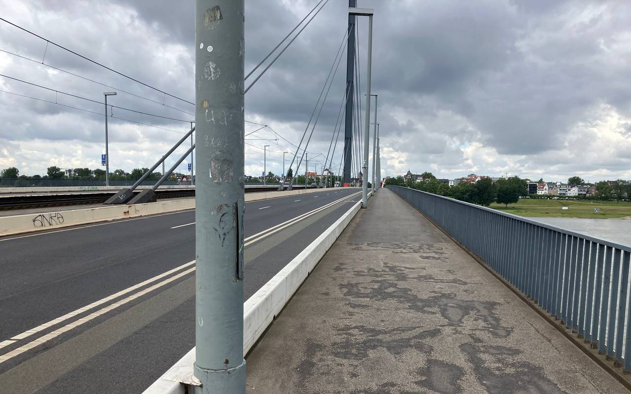 Der Ist-Zustand auf der Oberkasseler Brücke: Die Geländer dort sind inzwischen fast 50 Jahre alt und sollen ab Mitte 2025 optimiert werden.