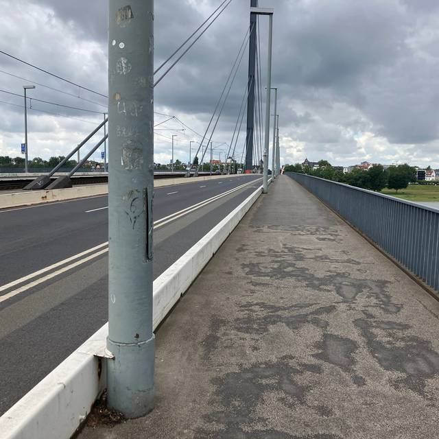 Der Ist-Zustand auf der Oberkasseler Brücke: Die Geländer dort sind inzwischen fast 50 Jahre alt und sollen ab Mitte 2025 optimiert werden.