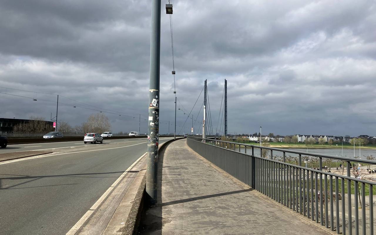 Auf der Rheinkniebrücke ist das Geländer bereits erhöht und die Sicherheit dadurch verbessert worden.
