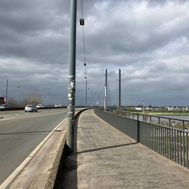 Auf der Rheinkniebrücke ist das Geländer bereits erhöht und die Sicherheit dadurch verbessert worden.
