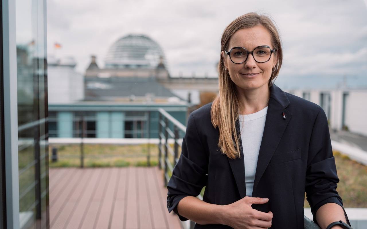 SPD-Bundestagsabgeordnete Zanda Martens vor dem Berliner Reichstag.