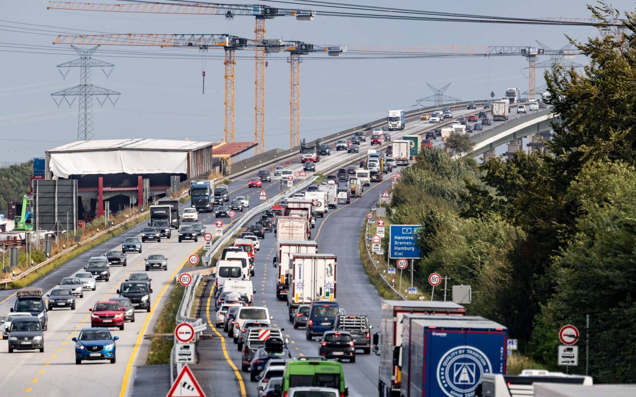 Fahrzeuge stauen sich vor der Rader Hochbrücke auf der Autobahn 7 in Richtung Süden.
