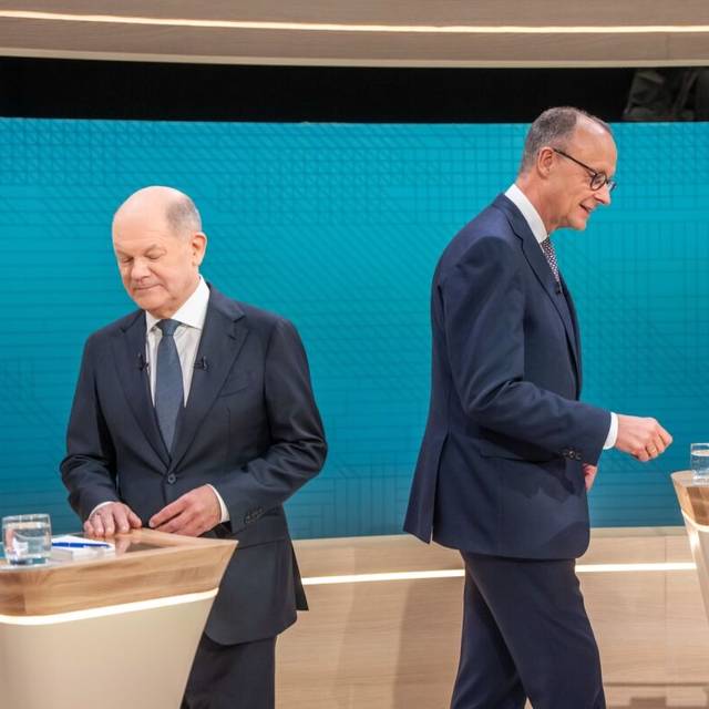 Bundeskanzler Olaf Scholz (SPD, l), steht neben Friedrich Merz, Unions Kanzlerkandidat und CDU Bundesvorsitzender, vor dem TV-Duell von ARD und ZDF. In 90 Minuten stellen sich beide im Studio Berlin-Adlershof zentralen Fragen und debattieren zu den wesentlichen Themen des Bundestagswahlkampfs. Moderiert wird die Sendung von Sandra Maischberger (ARD) und Maybrit Illner (ZDF).