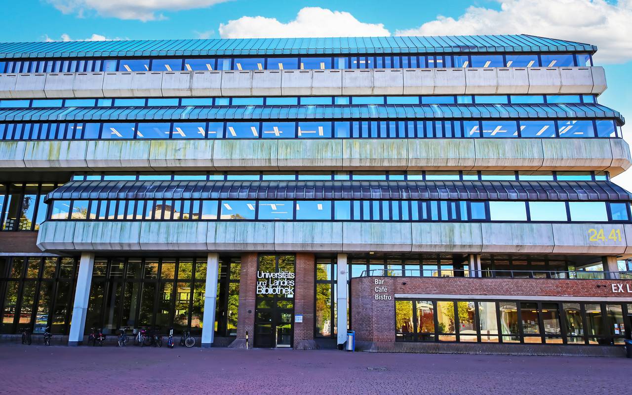 Modernes Bibliotheksgebäude auf dem Campus der Heinrich-Heine-Universität.