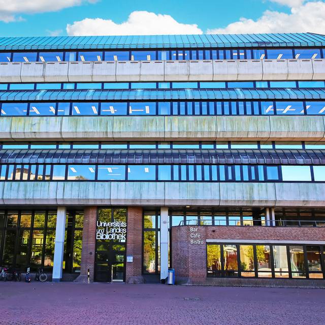 Modernes Bibliotheksgebäude auf dem Campus der Heinrich-Heine-Universität.