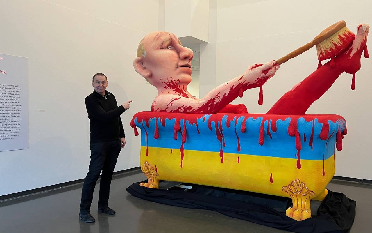 Putin badet in Blut, die Badewanne ist die Ukraine. Davor steht Jacques Tilly