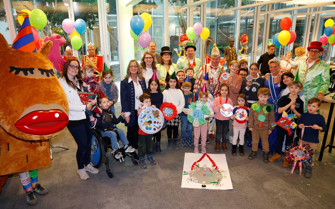 Gruppenfoto mit den Gewinnern von "Kamelle för Pänz" 2025 mit dem Düsseldorfer Prinzenpaar und vielen bunten Orden.