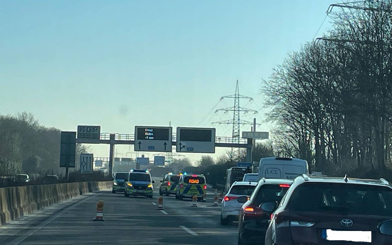Die gesperrte A46 in Richtung Wuppertal. Polizeiwagen blockieren die Straße. Autofahrer werden abgeleitet.