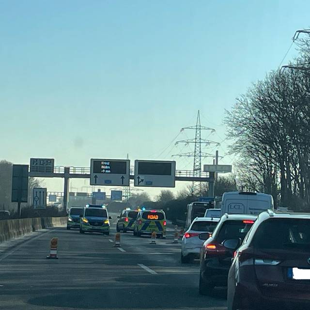 Die gesperrte A46 in Richtung Wuppertal. Polizeiwagen blockieren die Straße. Autofahrer werden abgeleitet.
