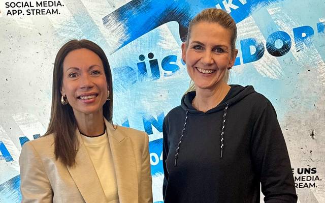 Claudia Monréal, Moderatorin bei Antenne Düsseldorf mit Talkgast Anja Bezold, Autorin