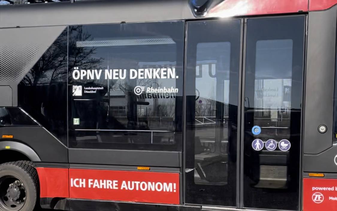 Seitenansicht eines autonomen/selbstfahrenden Shuttles der Rheinbahn