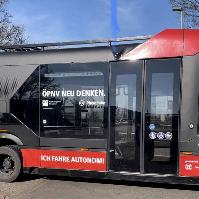 Seitenansicht eines autonomen/selbstfahrenden Shuttles der Rheinbahn
