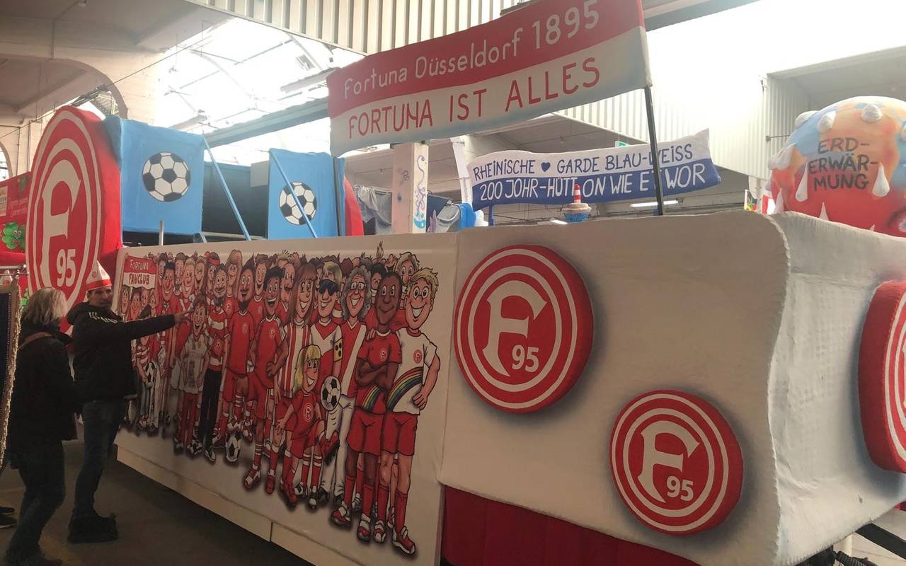 Ex-Kapitän Jens Langeneke präsentiert den Rosenomtagswagen der Fortuna in der Wagenbauhalle. Der von Jacques Tilly rot-weiß gestaltete Wagen soll die Bandbreite der Fortuna-Fans abbilden.