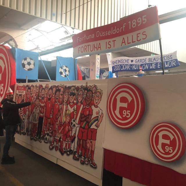 Ex-Kapitän Jens Langeneke präsentiert den Rosenomtagswagen der Fortuna in der Wagenbauhalle. Der von Jacques Tilly rot-weiß gestaltete Wagen soll die Bandbreite der Fortuna-Fans abbilden.