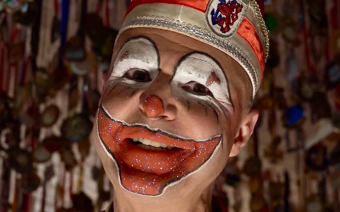 Der geschminkte Hoppeditz aus Düsseldorf. Die Rolle verkörpert seit Jahren Tom Bauer.