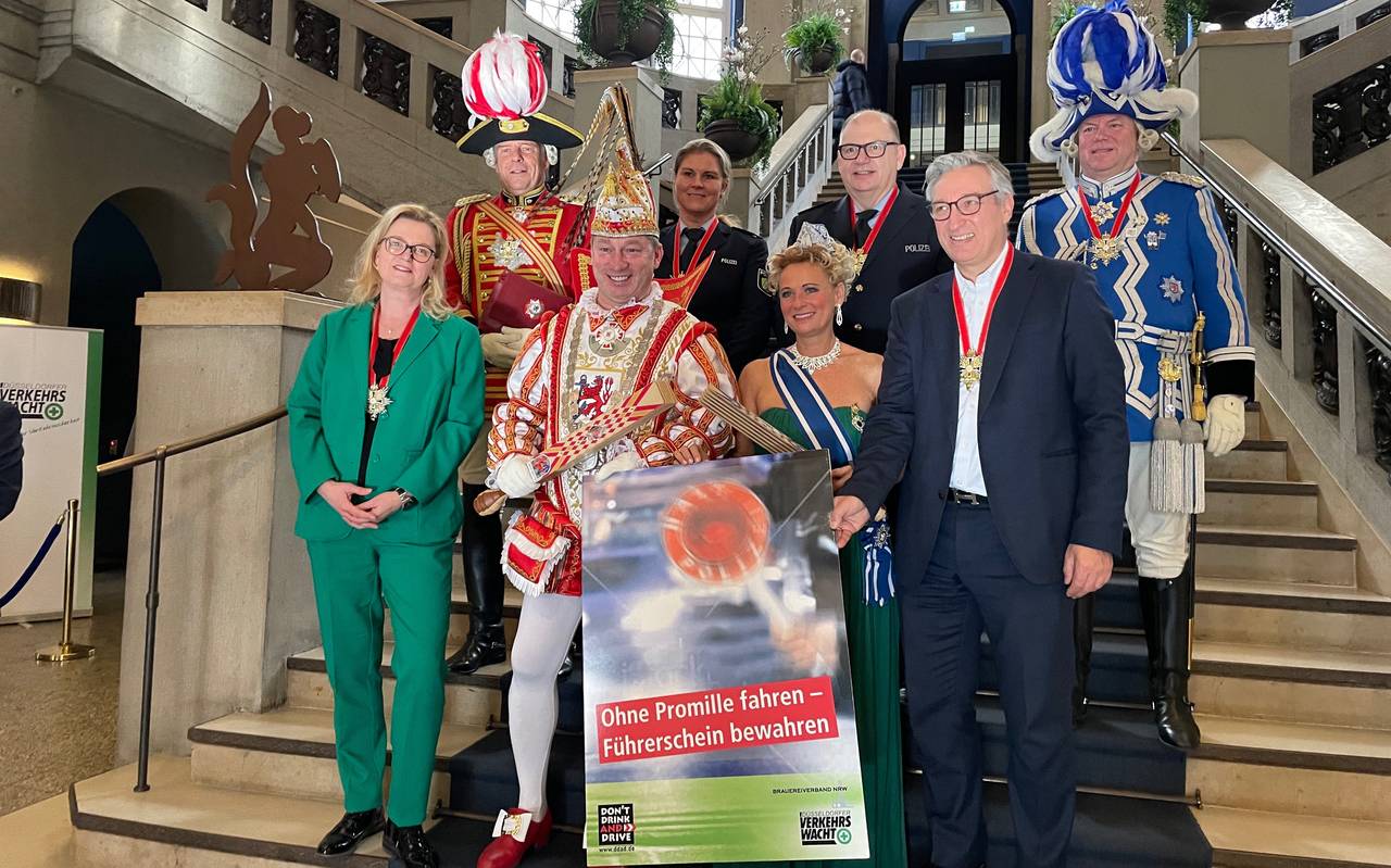 Das Düsseldorfer Prinzenpaar (Andreas & Evelyn) präsentiert gemeinsam mit dem Vorsitzenden der Düsseldorfer Verkehrswacht (Andreas Hartnigk, vorne rechts) und Polizeipräsidentin Miriam Brauns (vorne links) die Aktion "Ohne Promille fahren - Führerschein bewahren"